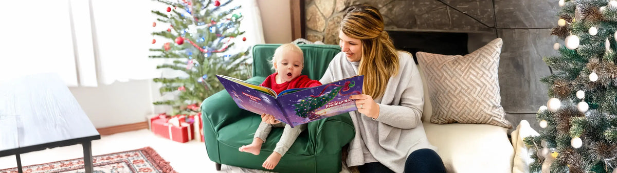Maman et bébé lisant un livre, arbre de Noël en arrière-plan