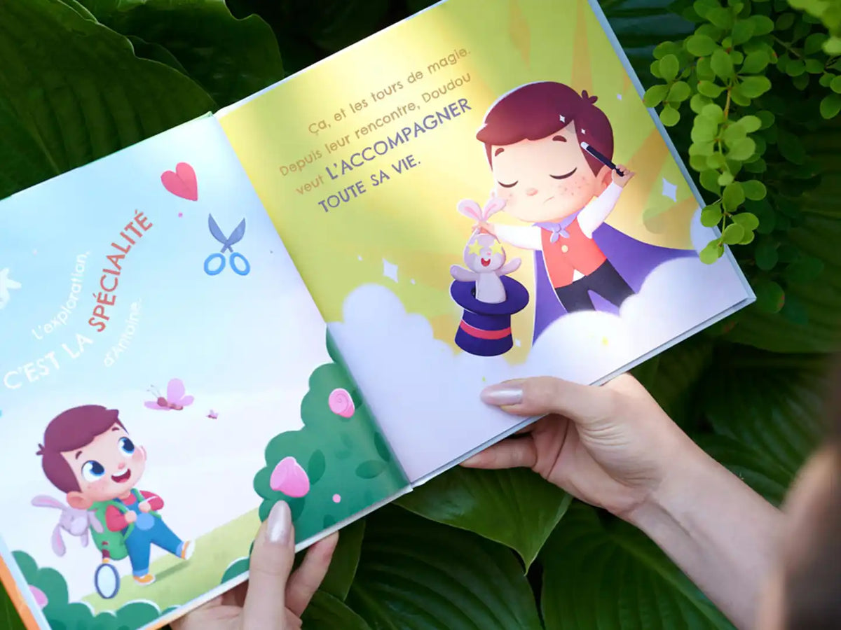 En découvrant la perte de son doudou, l'enfant comprend le cycle de la vie grâce à ce délicat livre personnalisé.