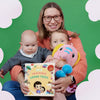 Une famille avec le livre personnalisé pour grand frère de la collection Mini Héros.