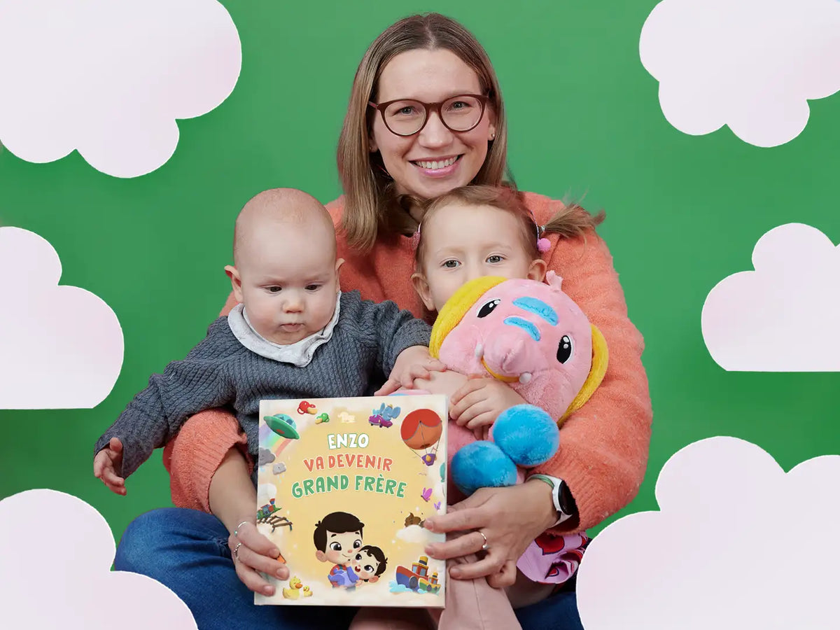 Une famille avec le livre personnalisé pour grand frère de la collection Mini Héros.