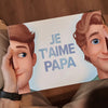 Un Papa découvrant le cadeau offert par son fils : un livre personnalisé, parfaite idée cadeau de fête des pères ou d'anniversaire.