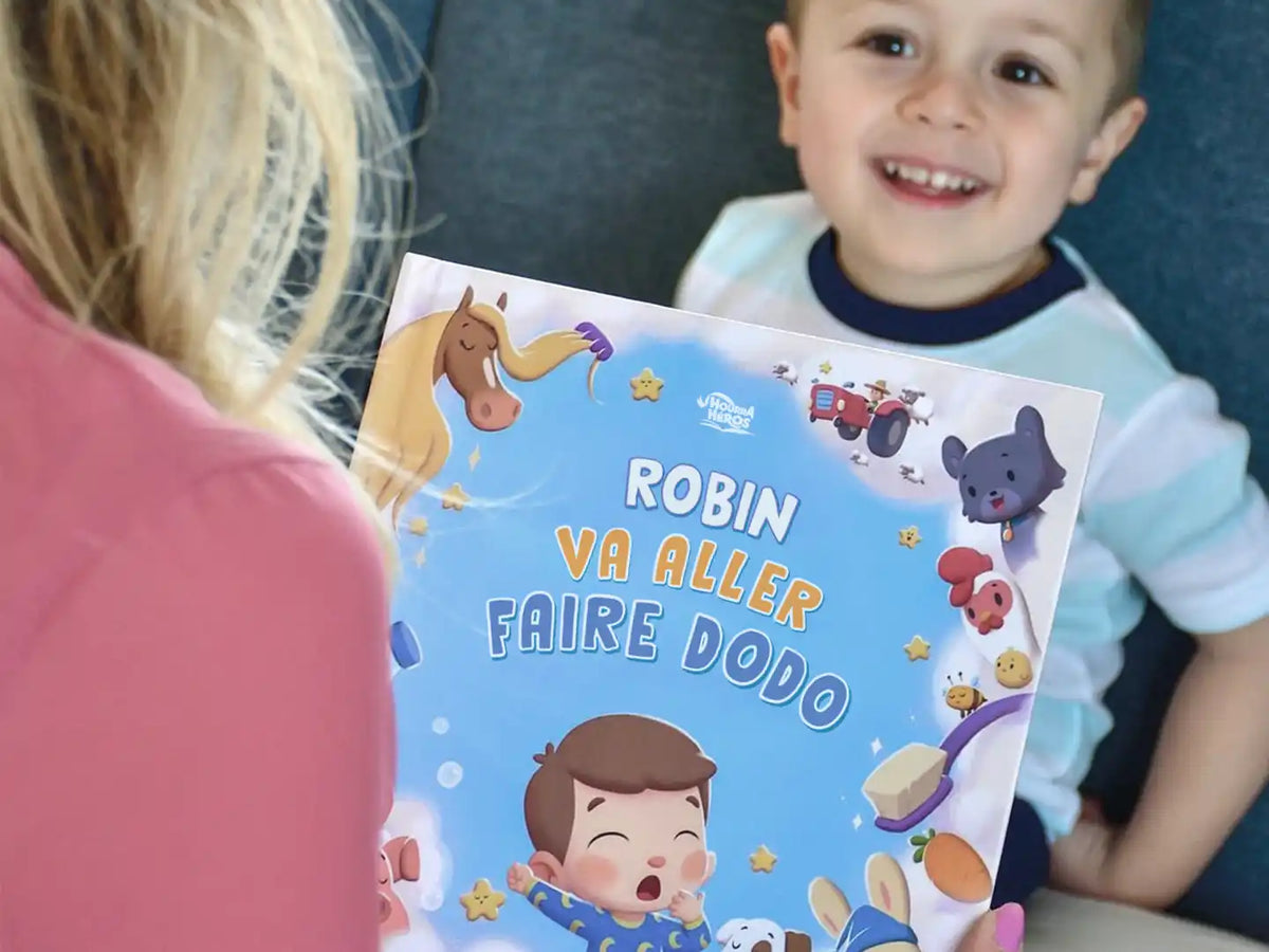 Un petit garçon sur le point d'aller faire un gros dodo grâce à ce livre personnalisé Mini Héros, parfait pour le rituel du coucher.