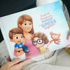 L'amour de la lecture sera renforcé grâce à cette très belle idée de cadeau pour Maman : un livre personnalisé pour elle et ses enfants.