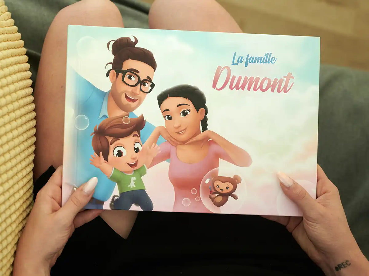 Couverture de l'ouvrage à personnaliser pour les familles, avec papa, maman et un enfant.