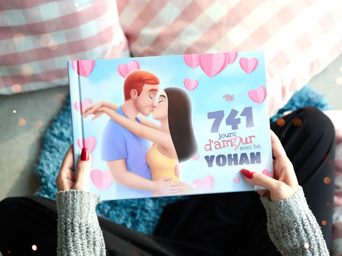 Une femme tenant un livre d’amour personnalisé qui raconte votre histoire – une idée cadeau parfaite pour votre femme ou votre mari, idéale pour un anniversaire.