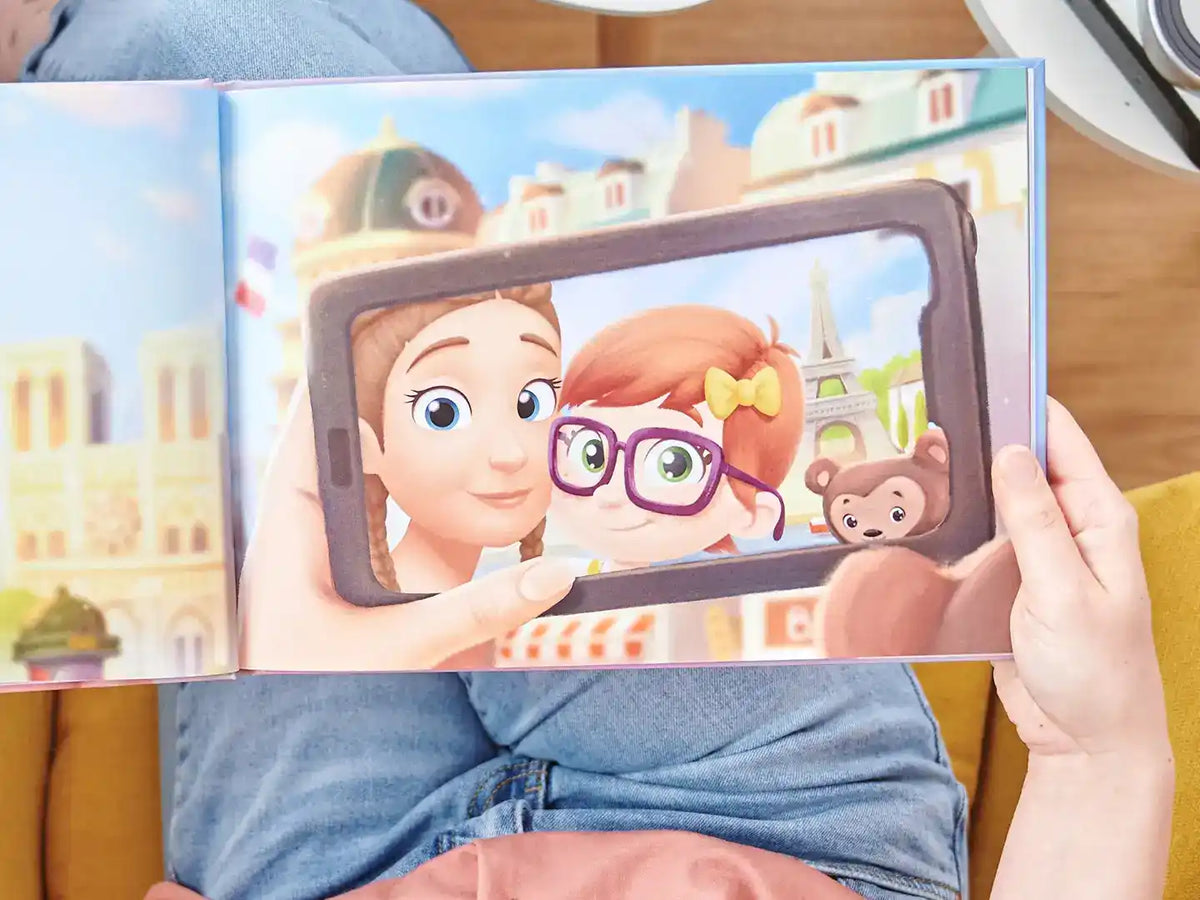 Votre enfant apparaît dans chaque illustration de ce superbe livre personnalisé pour maman. Une idée de cadeau incroyable.