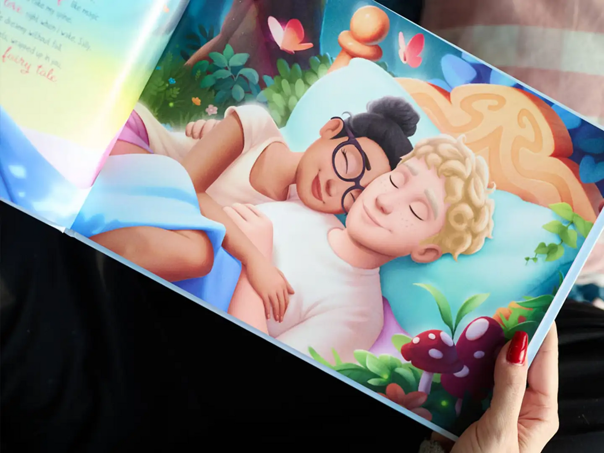 Un aperçu de ce livre d’amour personnalisé, avec une belle illustration d’un couple qui s’enlace – un souvenir unique pour célébrer votre amour et vos moments précieux.