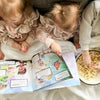 Des enfants dévorant des pop corns et leur livre personnalisé pour 4 petits.