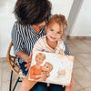 Une petite fille qui adore le cadeau personnalisé de sa mamie, un cadeau idéal pour Noêl, la fête des grands mères ou un anniversaire.