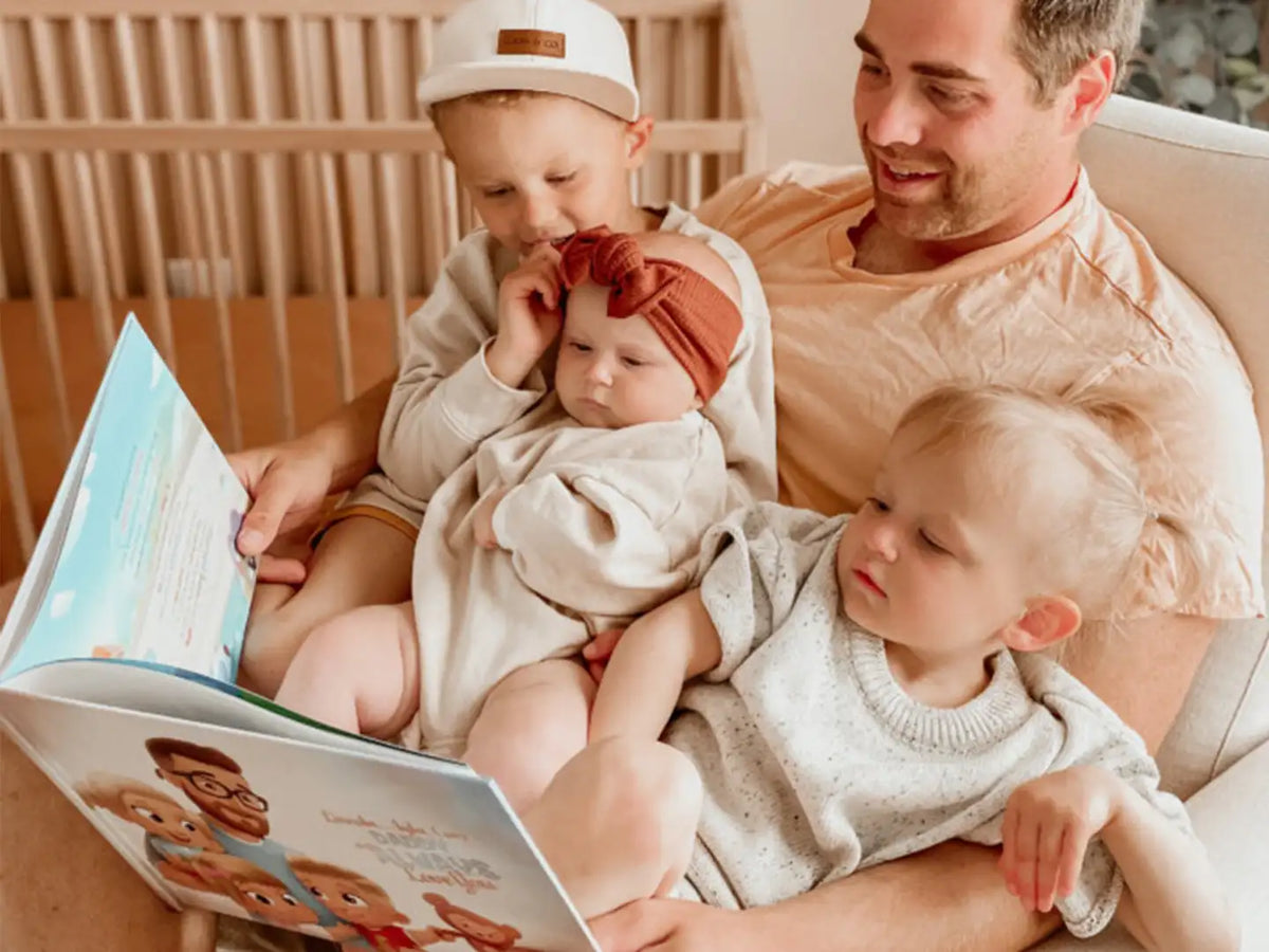 Les illustrations de ce livre personnalisé pour Papa et plusieurs enfants sont magnifiques et les textes parlent du quotidien.