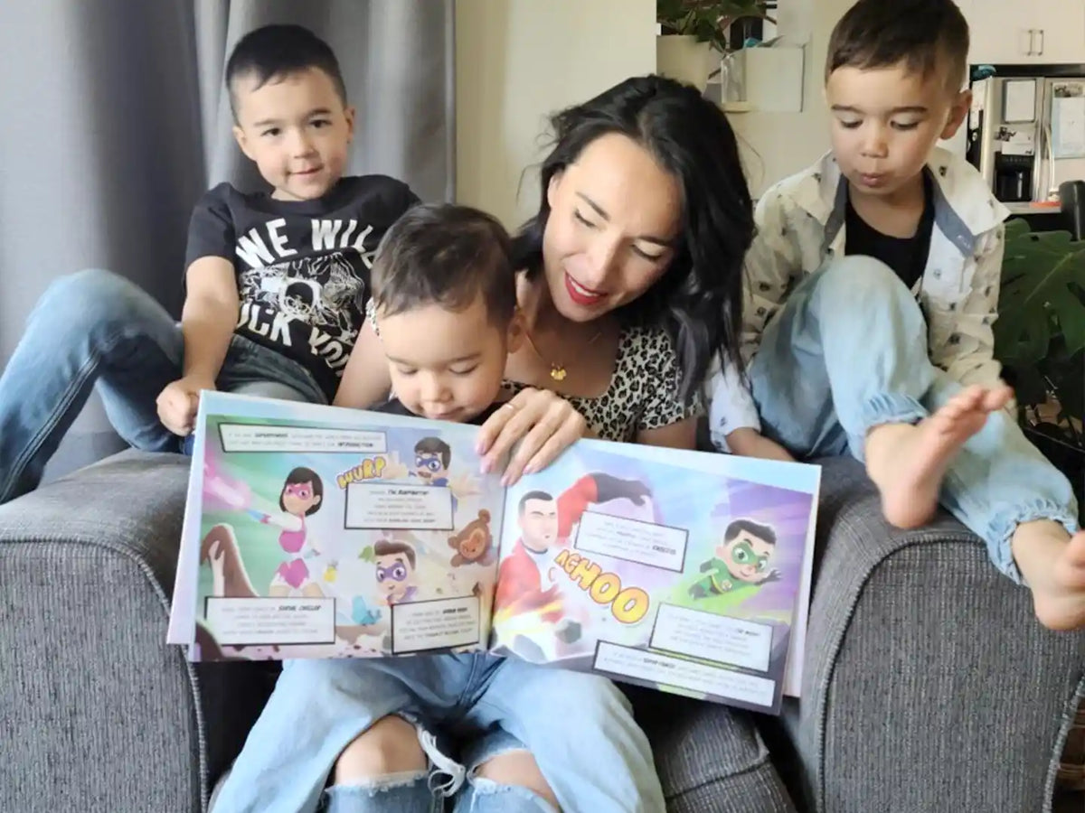 Toute la famille et les enfants deviennent des super héros dans une des histoires de ce livre personnalisé pour les familles;