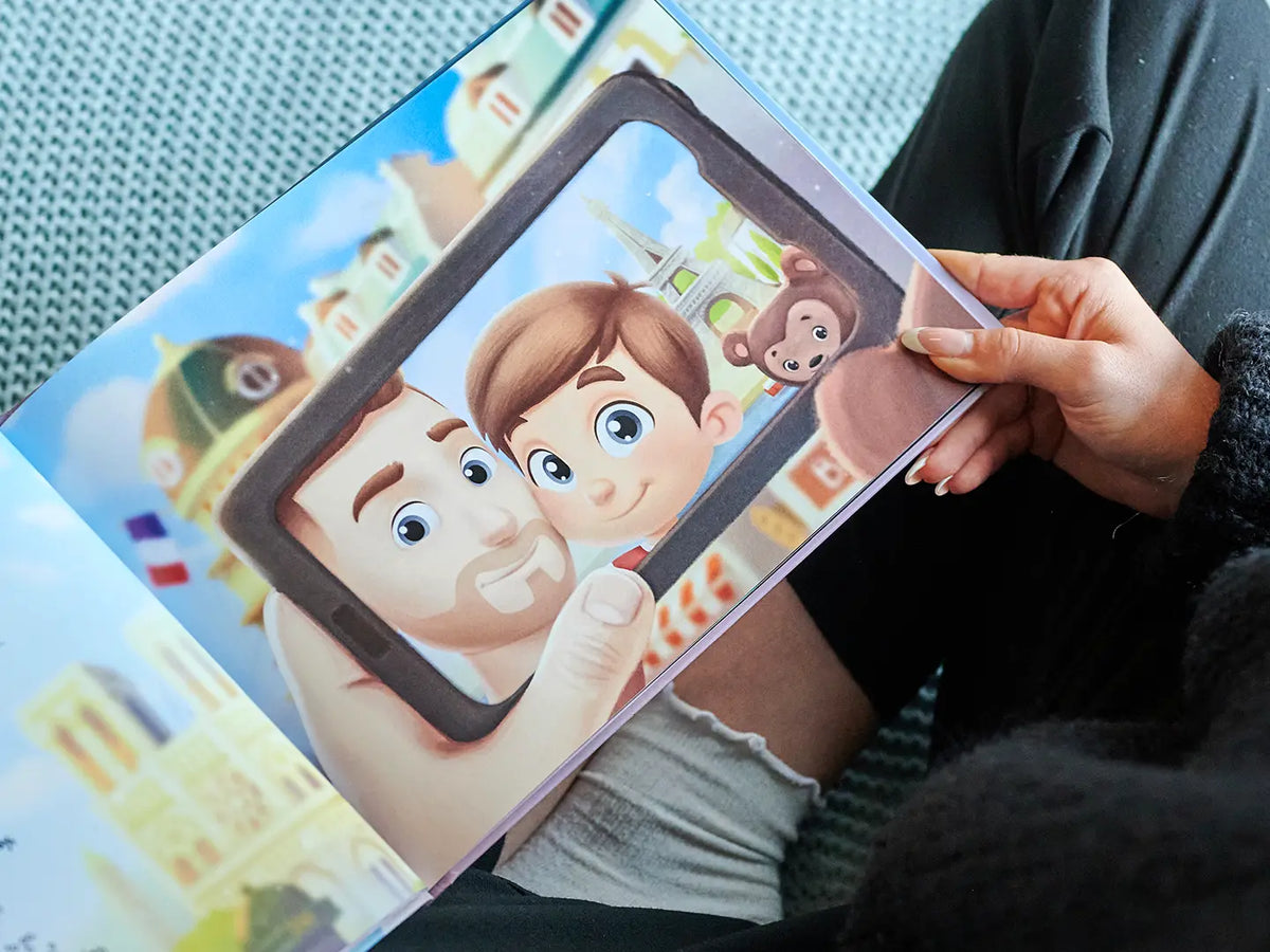 Selfie de papa et enfant de notre livre d'histoires personnalisé haut de gamme pour les pères.