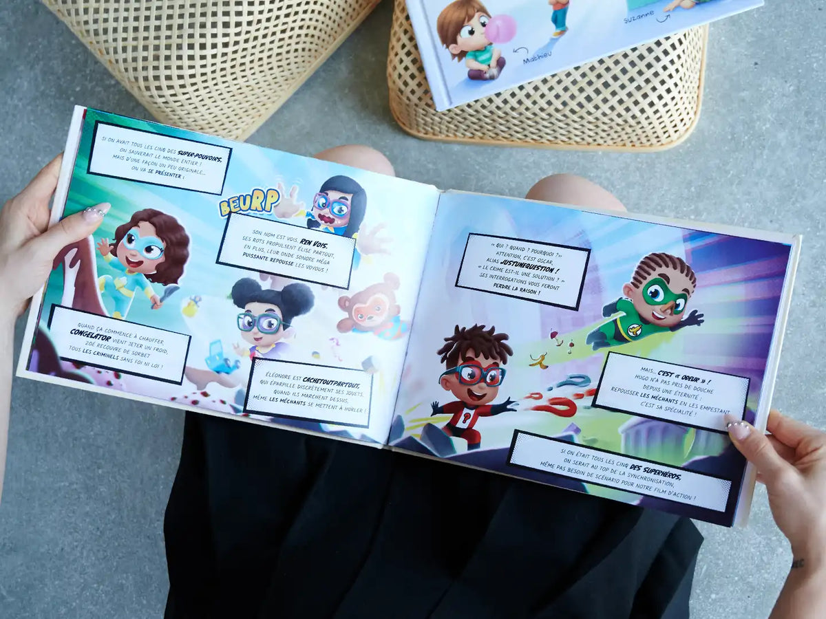 Une illustration amusante où les cinq enfants sont représentés comme des super-héros à partir d'un livre personnalisé pour cinq enfants est un excellent cadeau de Noël.