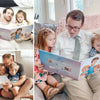 Toute la famille est réunie autour d'un cadeau unique et spécial : un livre personnalisé pour Papa et deux enfants.