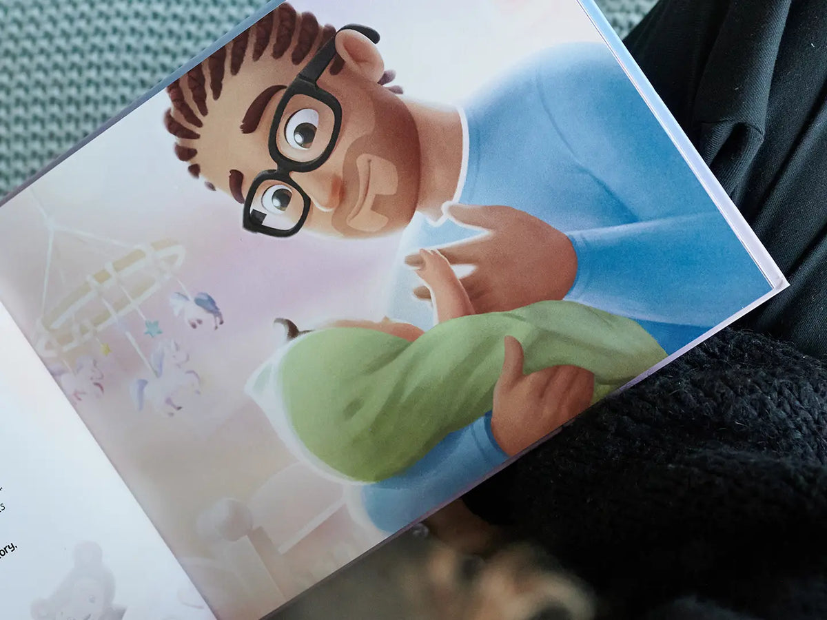 Douce illustration du papa tenant son bout de chou de notre livre personnalisé pour papa et enfants.