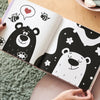 Pour les plus petits, certaines illustrations en noir et blanc permettent de créer un contraste et de rendre les petits attentifs. Le cadeau de naissance idéal.