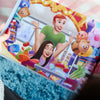 Une illustration vive d’un couple en sortie shopping, dans un livre d’anniversaire personnalisé – parfait pour la Saint-Valentin.