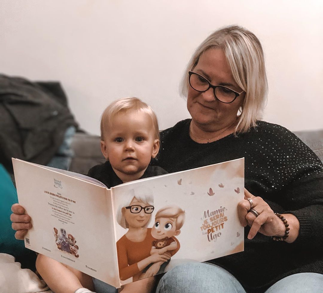 La lecture renforce les liens d'affection, c'est ce que vise ce livre personnalisé pour Mamie et son petit fils. Une idée de cadeau pour une Super Mamie.