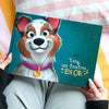 Personne tenant un livre pour chien personnalisé premium intitulé « Rocky, un toutou en or », avec un chien cartoon joyeux.