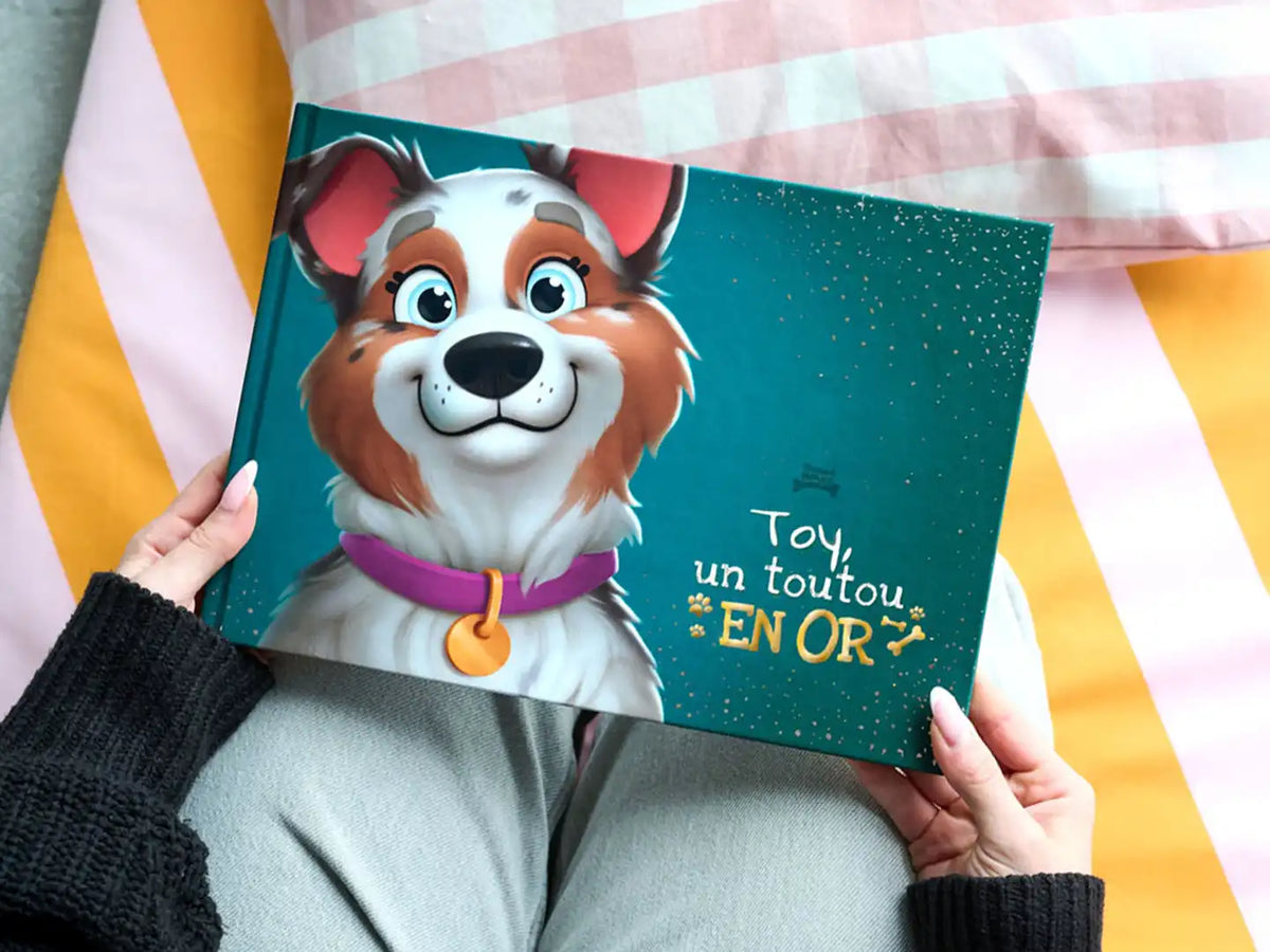 Personne tenant un livre pour chien personnalisé premium intitulé « Rocky, un toutou en or », avec un chien cartoon joyeux.