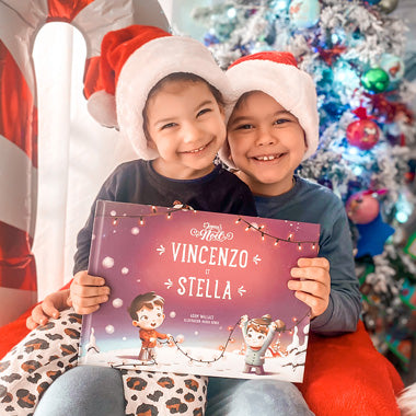 Ce livre de Noël Hourra Héros se décline pour deux enfants. De belles histoires de Noël les attendent.