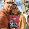 Un couple avec son livre d'amour personnalisé Hourra Héros sur les petits défauts. Un cadeau parfait pour la Saint-Valentin.