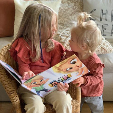Parfait pour les fratries, les cousins et les copains, ce livre personnalisé Hourra Héros est un beau cadeau d'anniversaire.