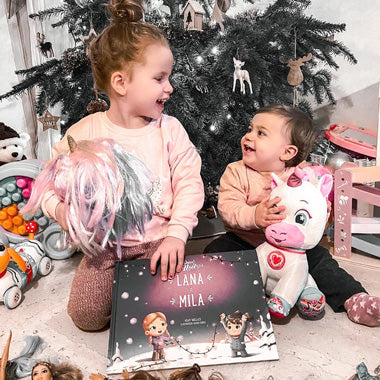 Les petits adoreront être les vedettes de leur propre livre personnalisé de Noël Hourra Héros. Un cadeau tendre et original.