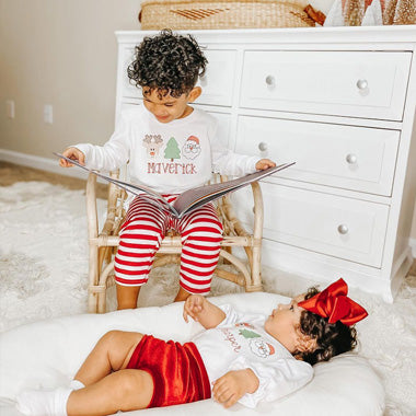 La complicité et les belles valeurs de Noël sont réunies dans ce tendre livre personnalisé pour deux enfants Hourra Héros.