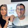 Un papa et sa fille vivant un moment de complicité avec le meilleur cadeau de Noël pour Papa : un livre personnalisé Hourra Héros.