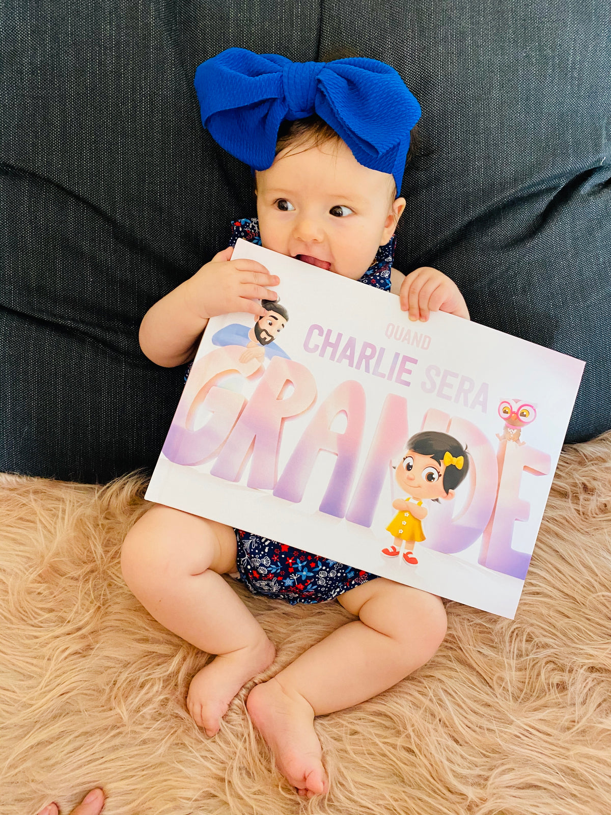 Une petite fille dévorant son livre personnalisé pour Papa, une idée de cadeau originale et unique pour la fête des pères ou Noël.