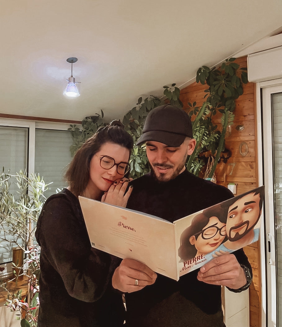 Un couple lisant le meilleur cadeau d'amour personnalisé à offrir pour un anniversaire de relation ou la Saint-Valentin.