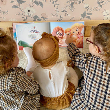 Pour les grands comme les petits, les livres personnalisés pour les fratries de chez Hourra Héros sont de beaux cadeaux.