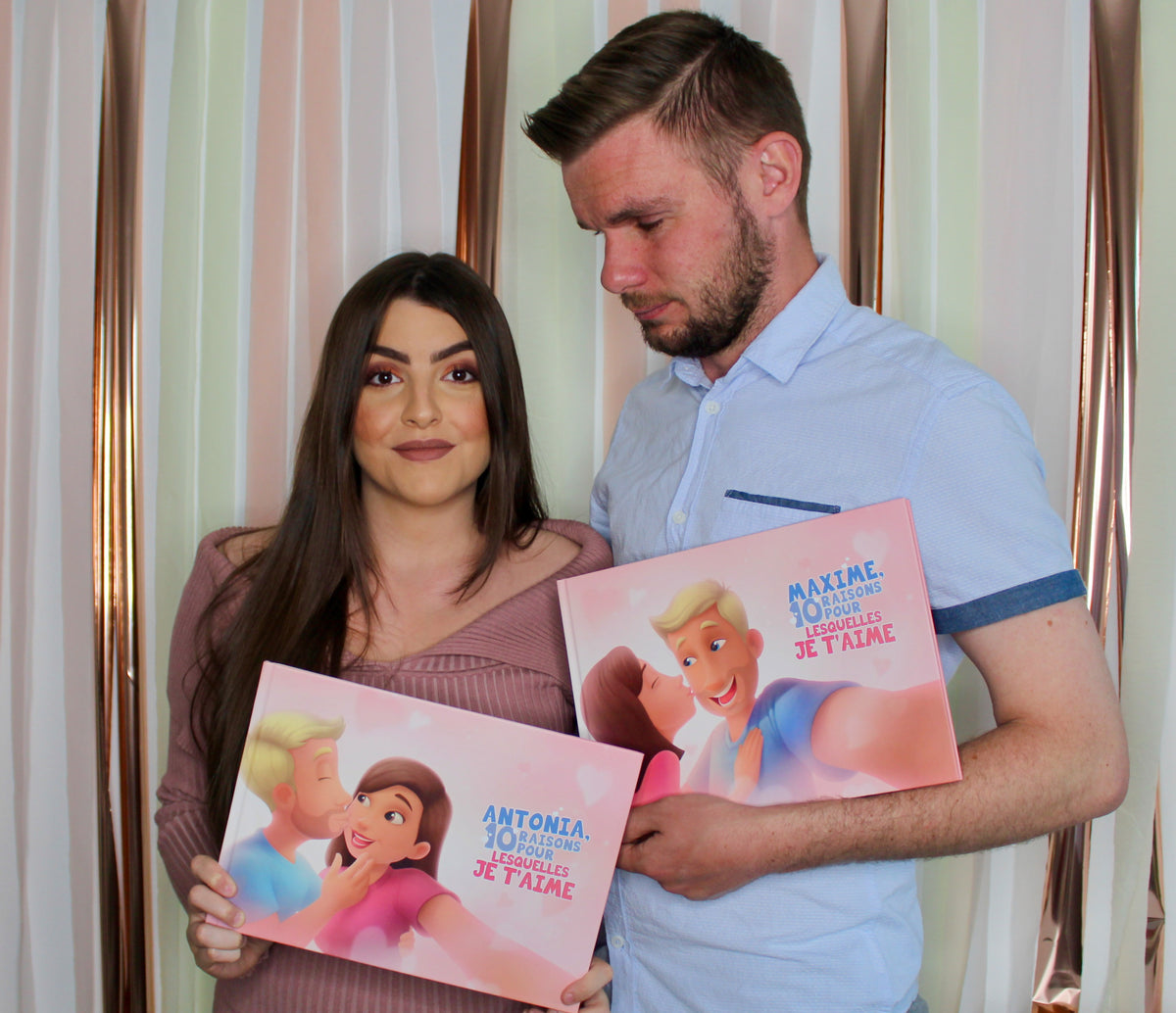 Un couple heureux avec ce livre d'amour personnalisé : le cadeau idéal pour la Saint-Valentin.