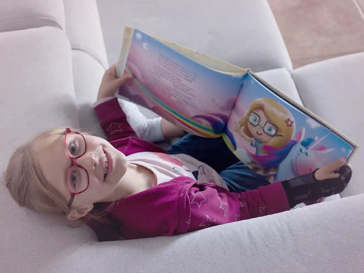 Une fille de huit ans avec son livre d'anniversaire personnalisé.