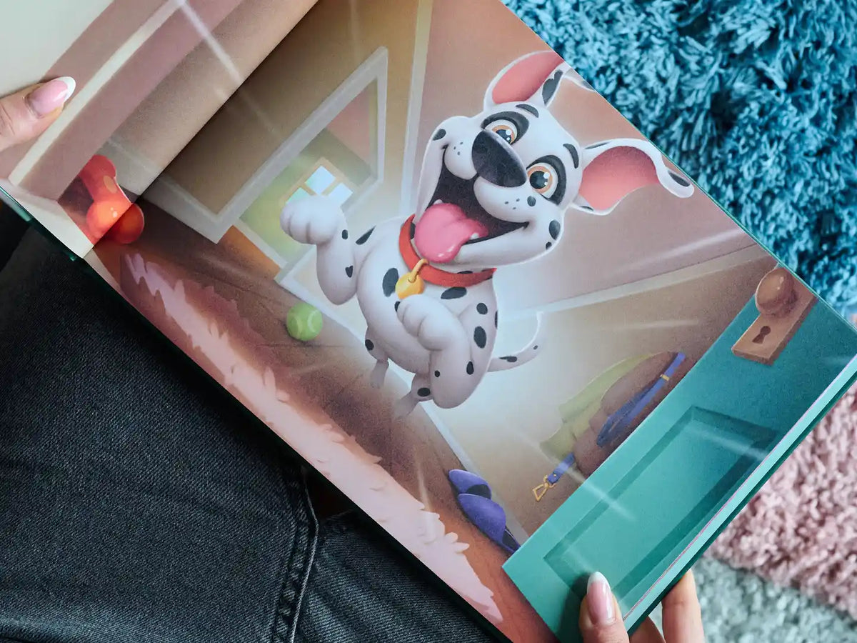 Illustration tirée du livre premium pour chien personnalisé montrant un chiot courant joyeusement vers son propriétaire — un cadeau inoubliable pour les amoureux des animaux.