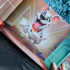 Illustration issue d’un livre souvenir personnalisé pour chien montrant un chiot courant joyeusement vers son maître — un cadeau inoubliable pour les amoureux des chiens.