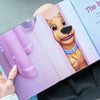 Gros plan sur une page illustrée d’un livre souvenir personnalisé pour chien, montrant un adorable chien en dessin animé regardant joyeusement à travers une porte.