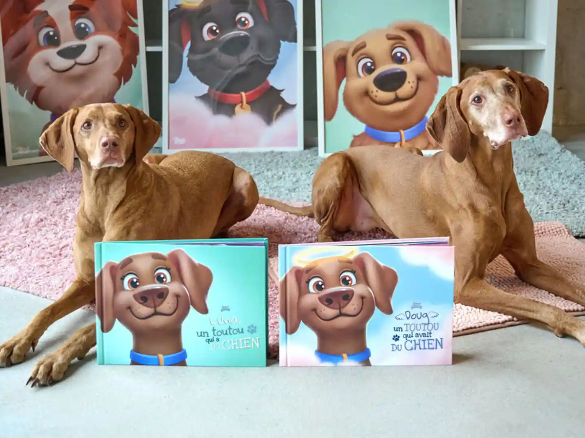 Deux chiens couchés à côté de livres personnalisés pour chien intitulés « Luna, un toutou qui a du chien » et « Doug, un toutou qui avait du chien » — un hommage à leurs fidèles compagnons.