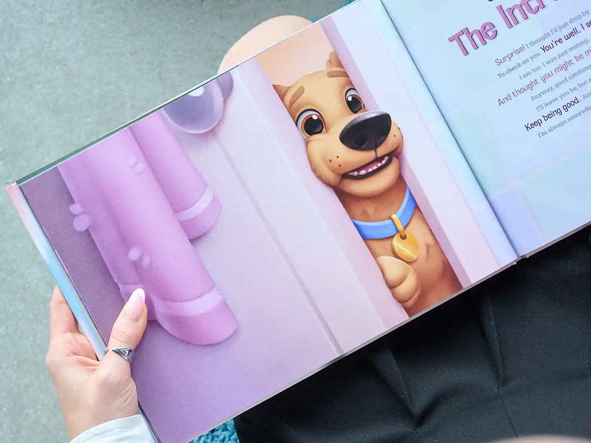 Gros plan sur une page illustrée d’un livre souvenir personnalisé pour chien, montrant un adorable chien en dessin animé regardant joyeusement à travers une porte.