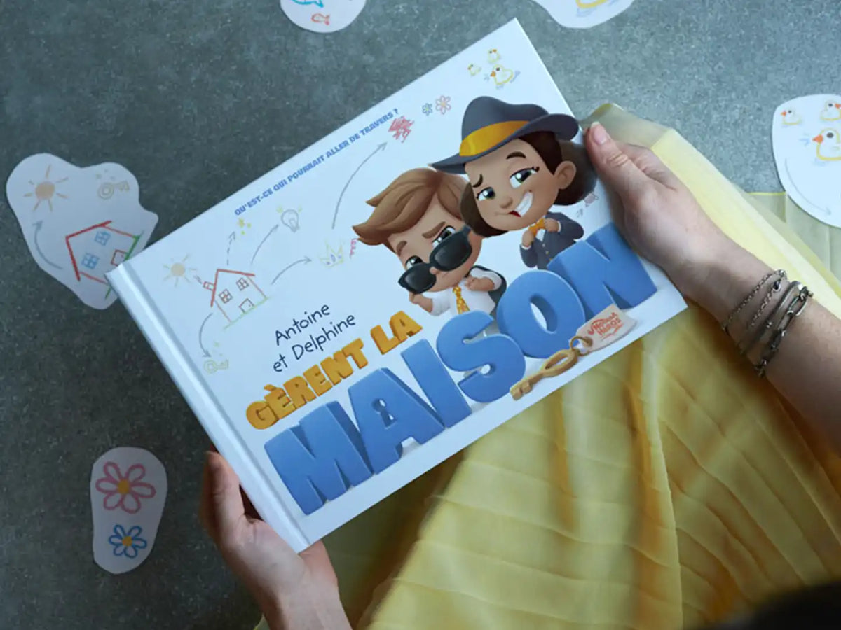 La couverture du nouveau livre personnalisé seul à la maison pour les frères et sœurs qui est un excellent cadeau d'anniversaire.