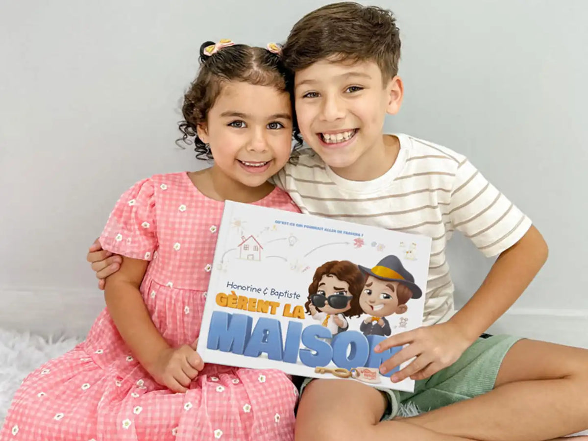 Frère et sœur sont enthousiasmés par leur nouveau livre personnalisé « Robyn et Lincoln gèrent la maison ».
