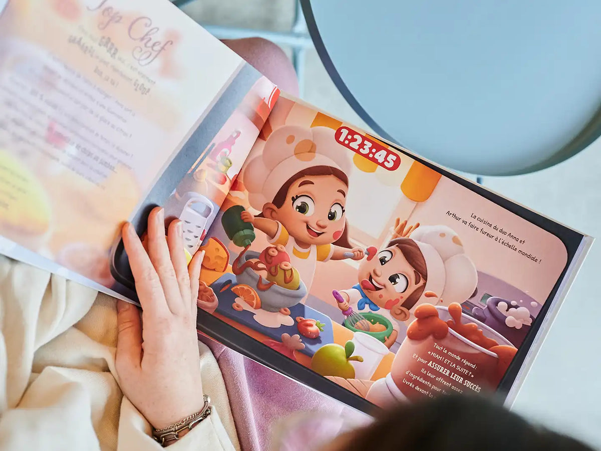 Illustration amusante du livre personnalisé seul à la maison pour deux enfants où les enfants font des dégâts dans la cuisine.