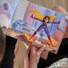Une illustration représentant votre amie comme l'héroïne qui sauve toujours la situation dans ce livre personnalisé.