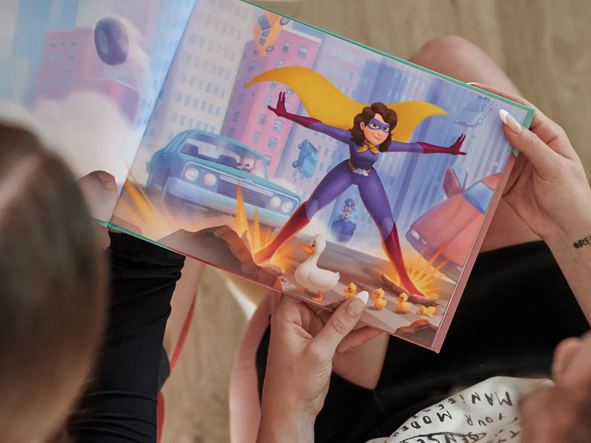 Une illustration représentant votre amie comme l'héroïne qui sauve toujours la situation dans ce livre personnalisé.