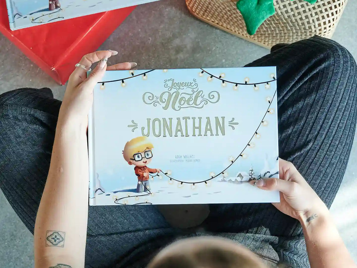 La couverture du livre de Noël personnalisé avec le garçon sur la couverture.