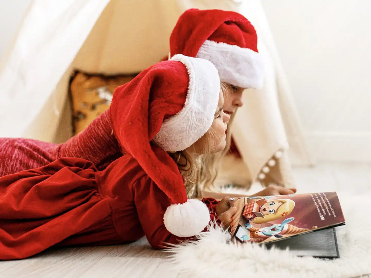 Deux filles profitant de leur livre de Noël personnalisé.