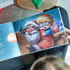 Une illustration d'un livre de Noël personnalisé qui constitue un excellent cadeau pour les enfants.