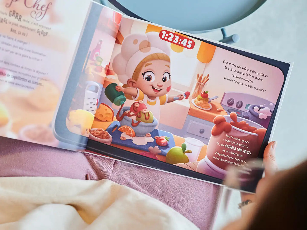 Un petit chef qui fait des dégâts dans la cuisine grâce à notre livre personnalisé seul à la maison pour un enfant.