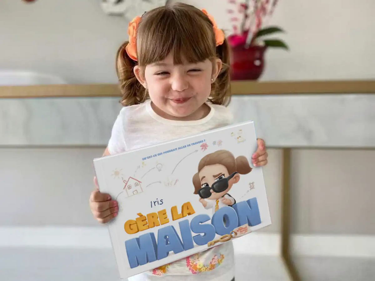 Iris adore son nouveau livre personnalisé Iris gère la maison.